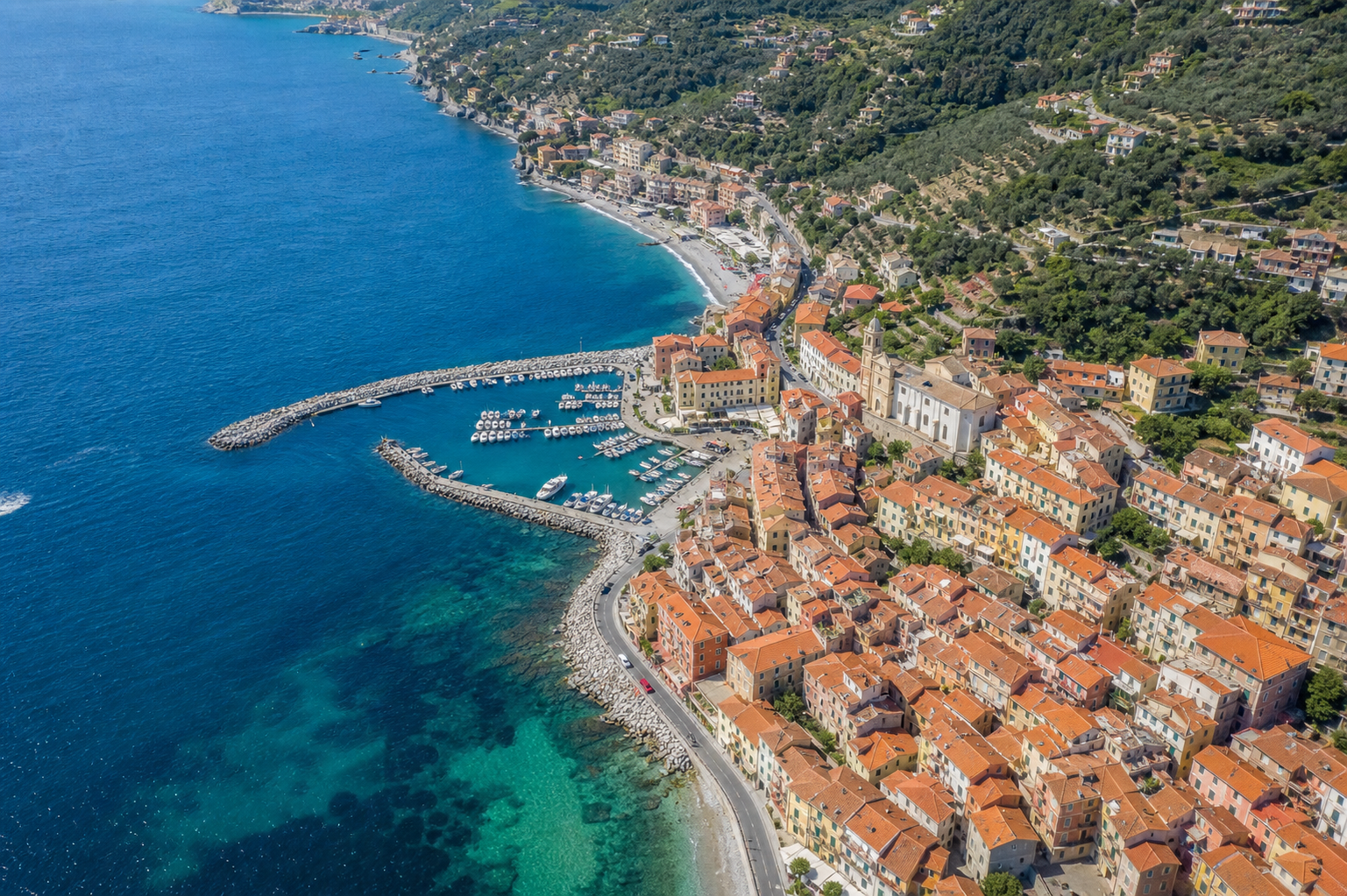 Drone in volo riprende dall'alto la costa e i tetti di Imperia